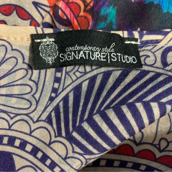 Signature Studio Print Top - Picture 10 of 11
